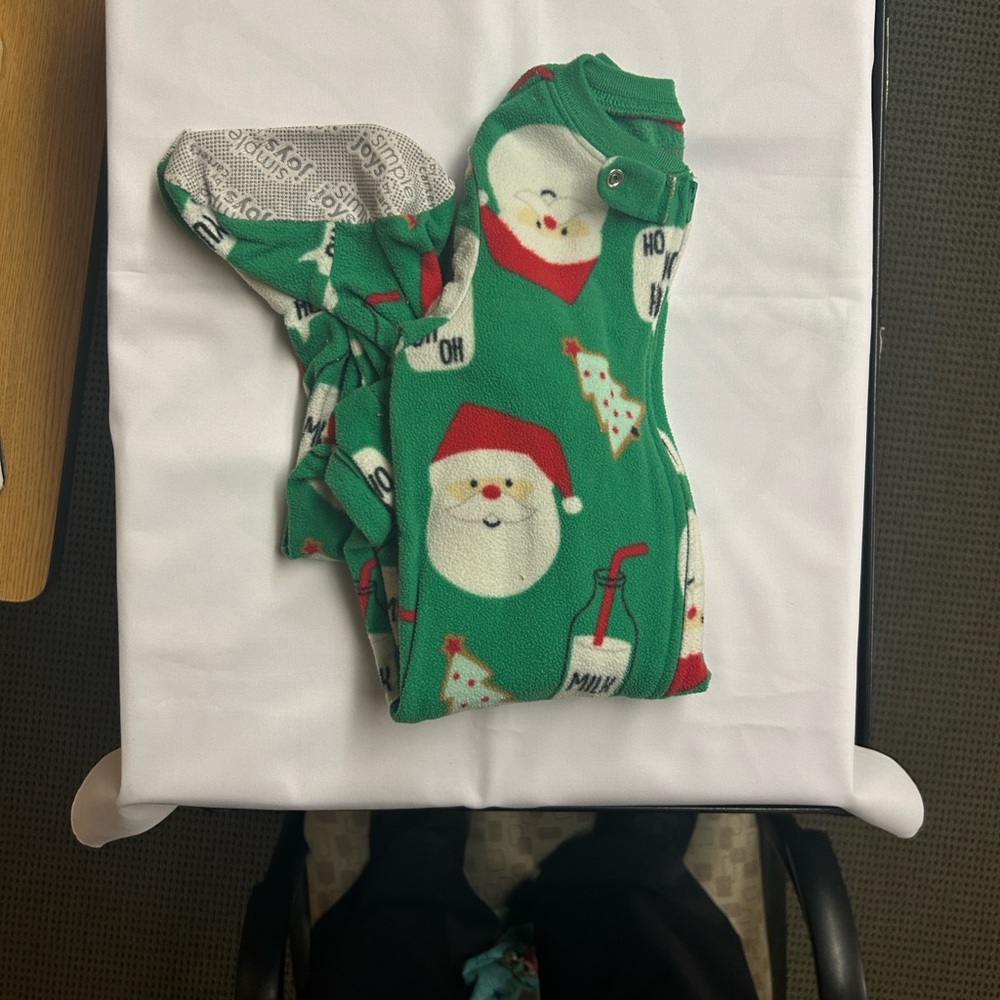 Simple Joys Green Holiday Pajama Set unisex
